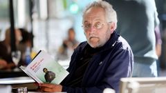 El artista Ignacio P�rez-Jofre, con su novela  El mono de los mil d�as , en la que da voz como narrador a la historia del fot�grafo vigu�s Nacho Alonso 