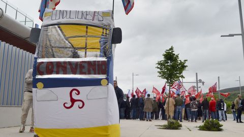 Imagen  de una manifestación de empleados del sector del transporte de viajeros ante la estación de autobuses de Santiago celebrada el mes pasado