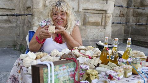 Mari Carmen Pérez Vidal, en su puesto del mercado de los jueves de Celanova, donde vende los jabones y aceites que elabora artesanalmente.