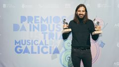 El msico pontevedrs Roberto Fernndez, amigo, excompaero en la Sala Karma y con el que Marcos Rivas inici el Surfing the Lrez recogi los dos premios