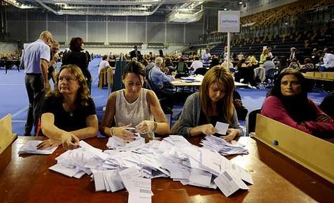 Proceso de recuento de votos en el pabell�n Emirates Sports Arena de Glasgow tras el cierre de los m�s de 5.000 colegios. 