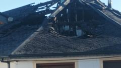Estado en el que qued el tejado de la casa incendiada en Mourus, San Xon de Ro.