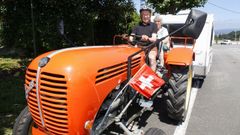 Joseph y Nolli, dos suizos que recorren Europa en su tractor adaptado y una caravana
