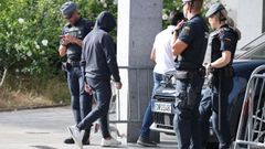 Jos� Benito Charl�n Paz, con capucha, entrando a los juzgados este jueves.