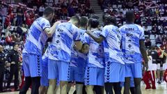 La plantilla breoganista hace pia antes de comenzar el partido frente al Girona