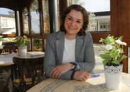 �ngeles Montero en la entrada de su restaurante, en Mondo�edo. 