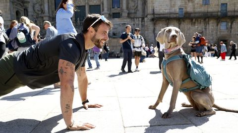 ��igo, acompa�ado por su perra Bruma, haciendo flexiones ayer (por segundo d�a consecutivo) al final del reto solidario a trav�s del Camino. Juntos partieron el 8 de mayo de Roncesvalles y llegaron el lunes a Compostela. En su viaje, tuvieron que dormir alguna noche en la calle por falta de alojamiento para mascotas y superaron jornadas extenuantes de sol y lluvia inclemente.