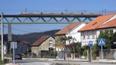 Un tren del eje atl�ntico circulando por el puente sobre el Ulla, en Catoira