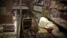 Un hombre durmiendo en el exterior de una librer�a en la ronda de Outeiro. 