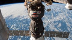 A nave rusa Soyuz TMA-11M orbita arredor da Terra
