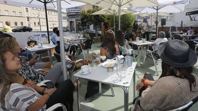 Foto de archivo de una actuacin musical en una terraza hostelera de Foz
