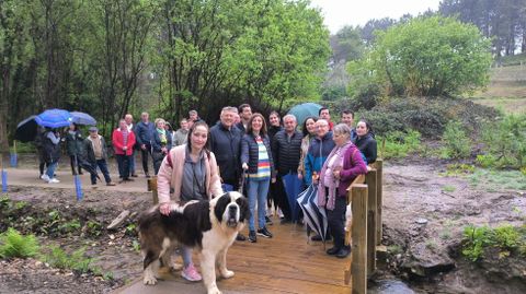 La conselleira de Medio Ambiente, ngeles Vzquez; el alcalde, Telmo Martn; y un grupo de vecinos de Dorrn recorrieron parte del itinerario rural