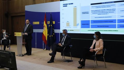 El ministro Jos� Luis �balos y otros altos cargos de Transportes durante la presentaci�n de los Presupuestos del departamento