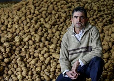 Jos� Ram�n Mu�iz, con buena parte de su primera cosecha de patata como profesional. 