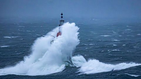 Oleaje en el faro de Carrumeiro en la ra de Corcubin