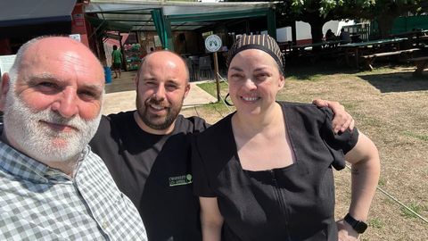 José Andrés posa con Diego Lage y Azucena Rolle, propietarios del chiringuito Los Árboles