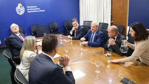 Tom� y cargo de la CEL reunidos en el Ministerio de Ganader�a, Agricultura y Pesca de Uruguay