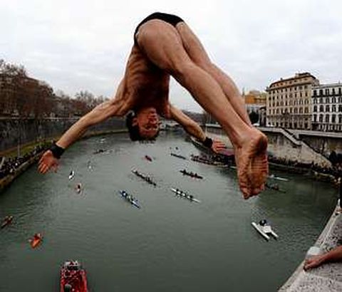 Los saltos al r�o T�ber son tradici�n en Roma.