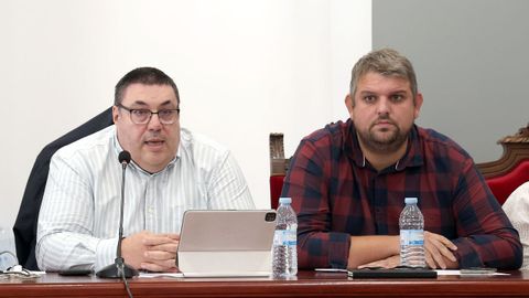 Hace una semana se celebr� el pleno en el que se aprob� el sueldo del nuevo alcalde de Noia, Francisco P�rez (a la izquierda de la foto).