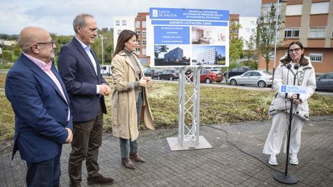 La conselleira de Vivenda, a la izquierda, este jueves en Valdecorvos presentando el edificio de viviendas de promoción pública.