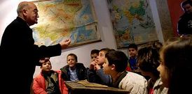 Antigos alumnos e compa�eiros recordan como consegu�a motivar e traballar cos rapaces. 