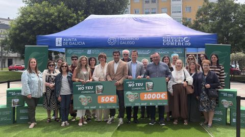 Entrega de los premios de la campa�a �Merca no teu comercio� ayer en Nar�n.