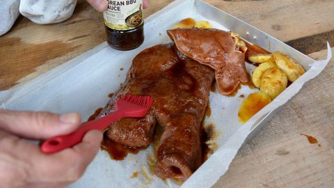 La cabeza de cerdo laqueada es la propuesta canalla que fusiona producto atl�ntico con toques orientales. Contrastes de sabores y texturas que pod�is encontrar en el blog www.lacocinaesvida.com.