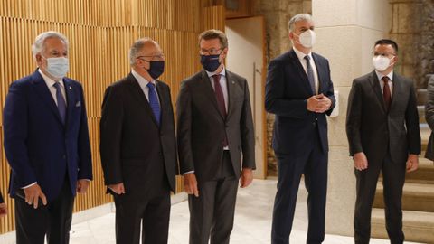 El presidente Feijoo en la presentacin del libro de Santiago Lago (a su derecha), junto al presidente del Parlamento, el expresidente Laxe y el conselleiro de Medio Rural