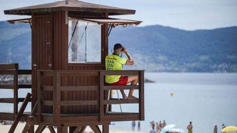 Un socorrista desde el puesto de la playa de Silgar. El Concello de Sanxenxo invierte 961.000 euros en este servicio en verano