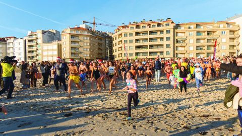 Chapuz�n para despedir el a�o en la playa de Silgar, en Sanxenxo