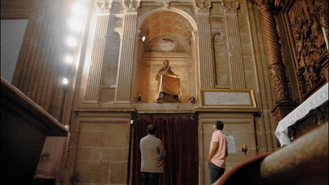 La estatua orante del cardenal est situada en una hornacina de la cabecera de la iglesia, que fue consagrada a principios de agosto de 1619