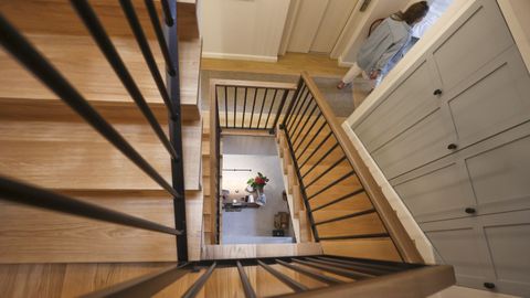 Escalera de madera en el interior del inmueble, vaciado y reconstruido