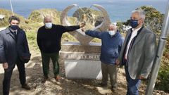 La �campana de la libertad� hab�a sido instalada a mediados de abril en un pesado pedestal de m�rmol en el inicio del sendero final de O Fuci�o do Porco