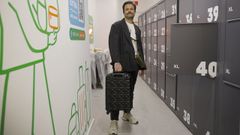 El coru��s Quique Cruzado abre hoy en la Estrecha de San Andr�s Locker in the city, un local que funciona 24 horas como consigna con taquillas de diferentes tama�os para que los turistas puedan dejar sus pertenencias.