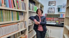 Amelia Lamelas dedica parte de su tiempo libre a poner en orden la biblioteca de Montederramo.