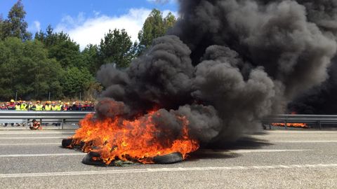 Fuego en la barricadas de este viernes, el devastador incendio que provocar� en A Mari�a el cierre de la f�brica de San Cibrao