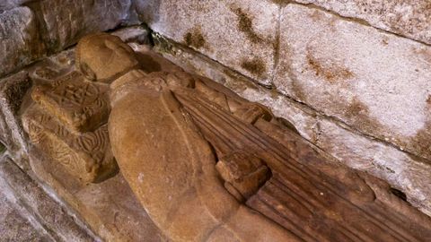 Tumba de Fern�n P�rez en el altar del monasterio de Bergondo.