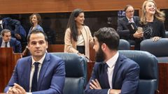Ignacio Aguado, primero por la izquierda y en segundo plano, Roc�o Monasterio, de Vox, en la sesi�n constitutiva de la XI legislatura en la Comunidad de Madrid