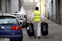 Reparto de cubos para la recogida de basura en una calle del casco hist�rico de Monforte.