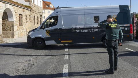 Imagen de archivo de la Guardia Civil al lado de los juzgados de Corcubi�n.