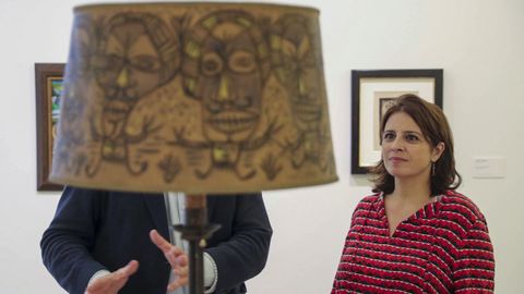 La cabeza de lista de la FSA-PSOE al Congreso por Asturias, Adriana Lastra (d), ha advertido este jueves de que los gobiernos de la derecha  siempre ahogan al sector cultural  y  censuran el pensamiento cr�tico  mientras que su partido  defiende la cultura y la identidad de los asturianos , en declaraciones a los periodistas despu�s de realizar una visita al Museo de Bellas Artes de Asturias, acompa�ada por su director, Alfonso Palacio (i)