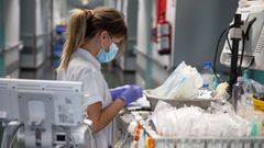 Una enfermera, en un hospital madrile�o