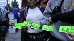 Imagen de varios j�venes a principio de curso con sus entradas