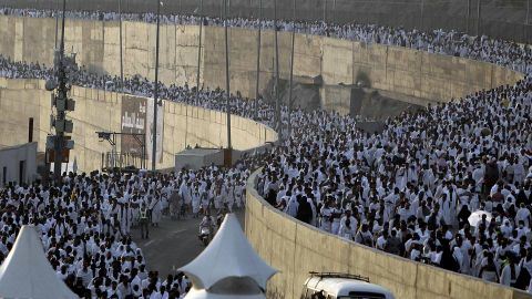 Miles de personas se dirigen a Mina en el primer da de peregrinacin hacia La Meca.