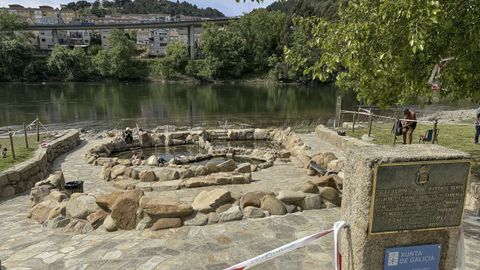 Unas cintas impiden el acceso a las termas de A Chavasqueira.