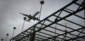 Un avi�n, en una imagen de archivo, pasando a la altura del balizamiento del aeropuerto coru��s. 