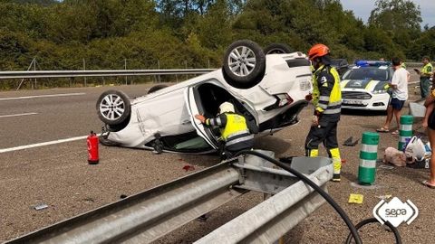 Dos menores, evacuados por precauci�n tras volcar un turismo en la A-8 en Colunga