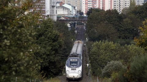 Alvia saliendo de la estaci�n de Lugo con destino a Ourense y Madrid
