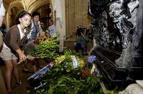 Ofrenda floral ante la tumba de Rosal�a de Castro en el Pante�n de Galegos Ilustres.