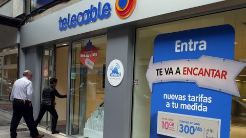 Una de las tiendas de Telecable en Oviedo.